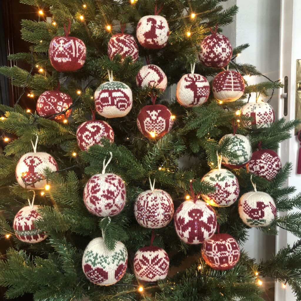 HOW TO KNIT CHRISTMAS BALLS – ARNE & CARLOS